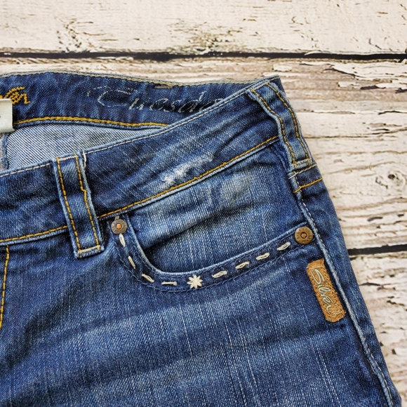 Silver jeans cuffed capri. Tuesday size 30/33. Excellent condition. - Picture 3 of 9